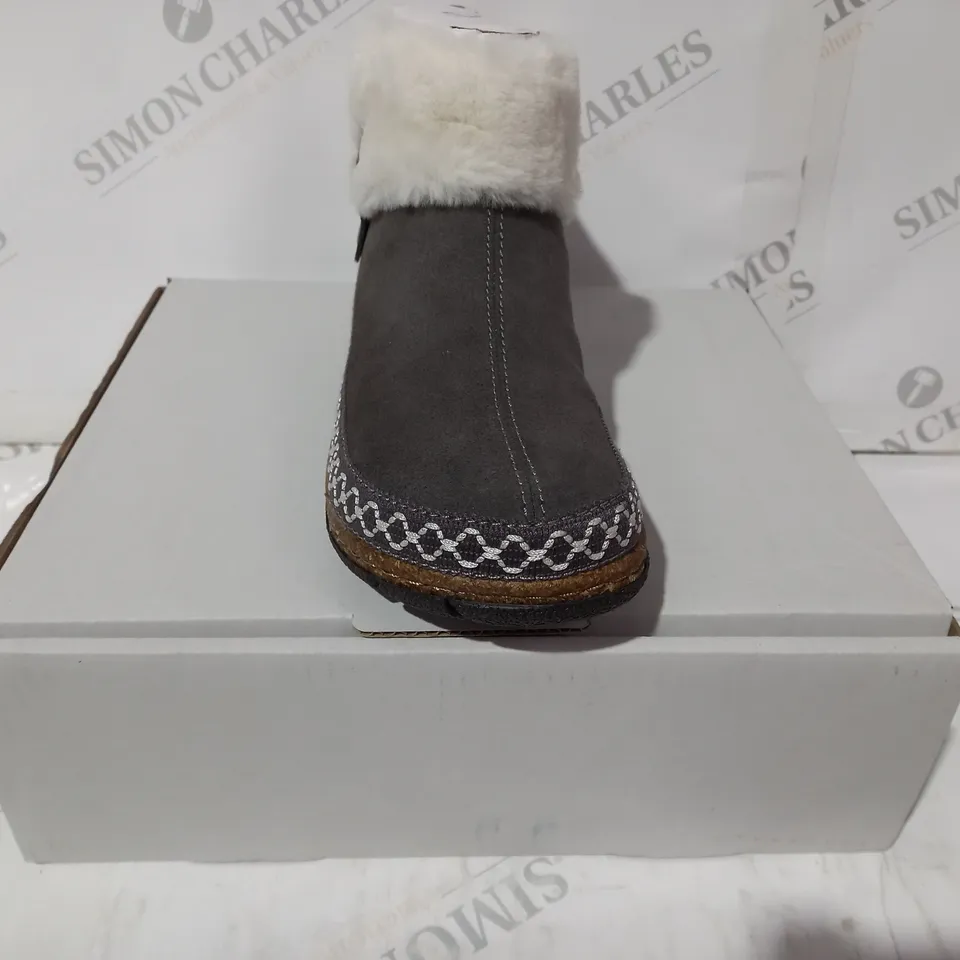 BOXED PAIR OF EARTH ORIGINS EMMALYN BOOTIES IN GREY UK SIZE 5