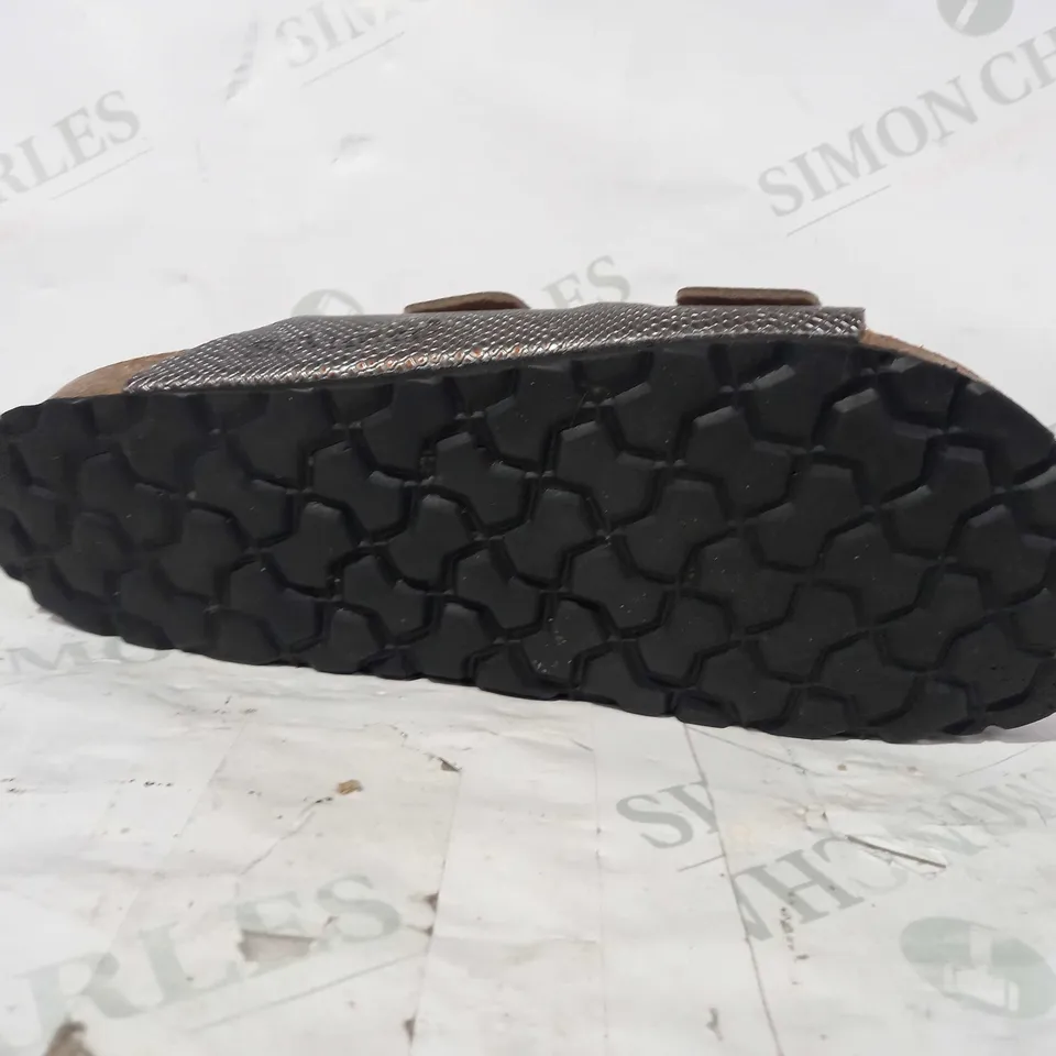 BOXED PAIR OF BONOVA 2 STRAP SANDALS IN TEXTURED METALLIC SILVER COLOUR SIZE 7