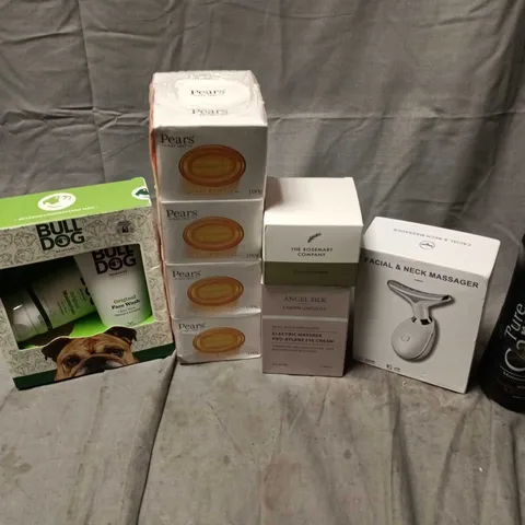 APPROXIMATELY 15 ASSORTED HEALTH & BEAUTY PRODUCTS TO INCLUDE PEARS SOAP, THE ROSEMARY COMPANY SCALP MASSAGER, BULLDOG SKINCARE SET, ETC