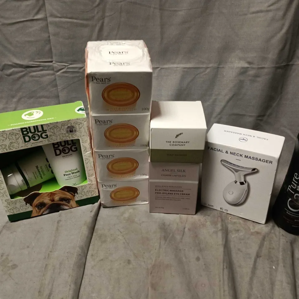 APPROXIMATELY 15 ASSORTED HEALTH & BEAUTY PRODUCTS TO INCLUDE PEARS SOAP, THE ROSEMARY COMPANY SCALP MASSAGER, BULLDOG SKINCARE SET, ETC