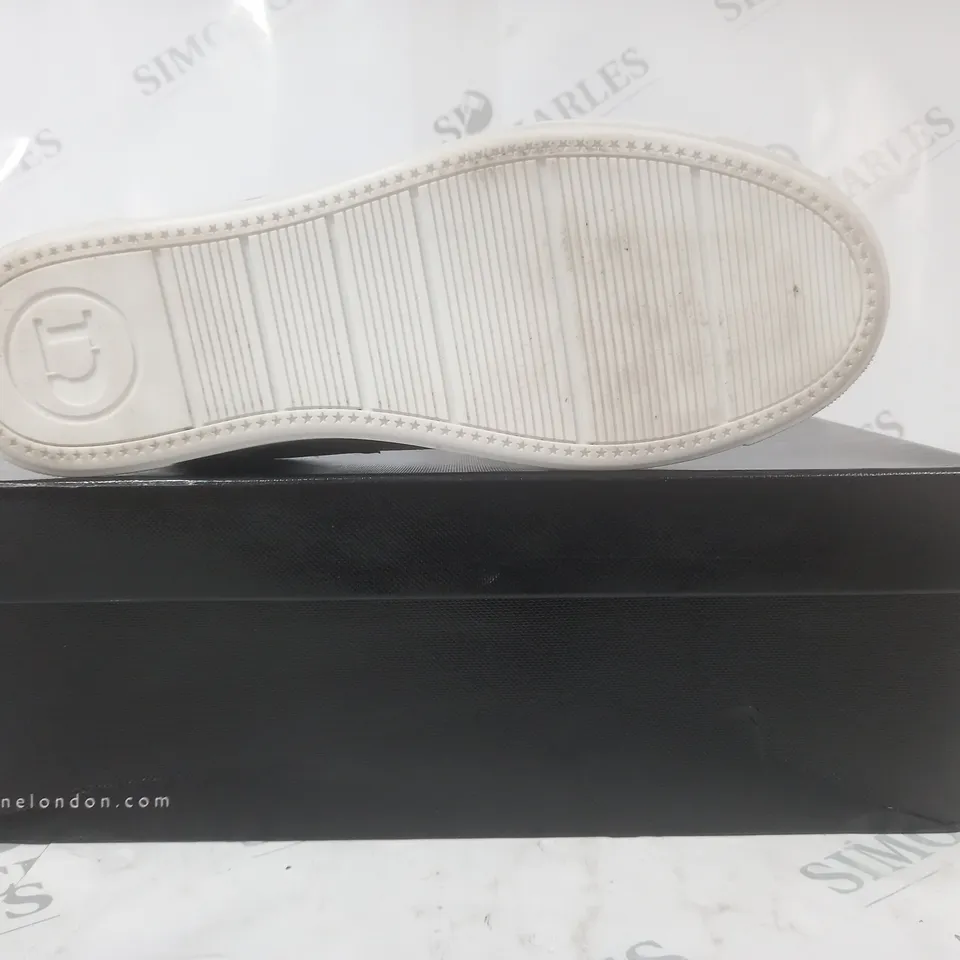 BOXED PAIR OF DUNE LONDON ENERGISED LIGHTNING BOLT TRAINERS IN BLACK/WHITE SIZE 6