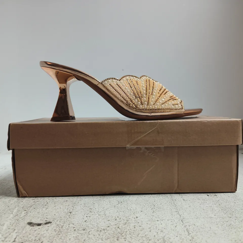 BOXED PAIR OF ON FEET & IN LOVE OPEN TOE HEELED SANDALS IN METALLIC ROSE GOLD W. JEWEL EFFECT DETAIL SIZE EU 40