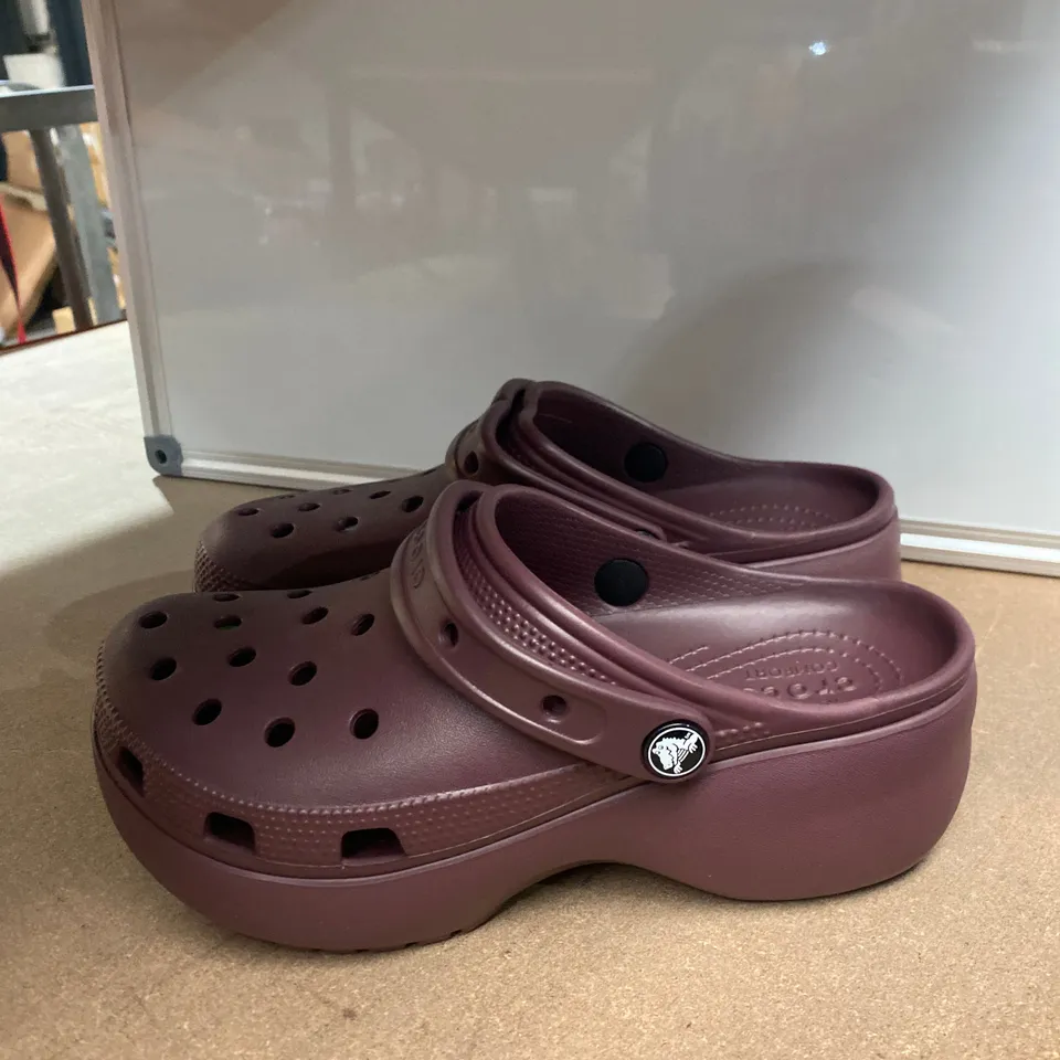 PAIR OF CROCS SIZE W7