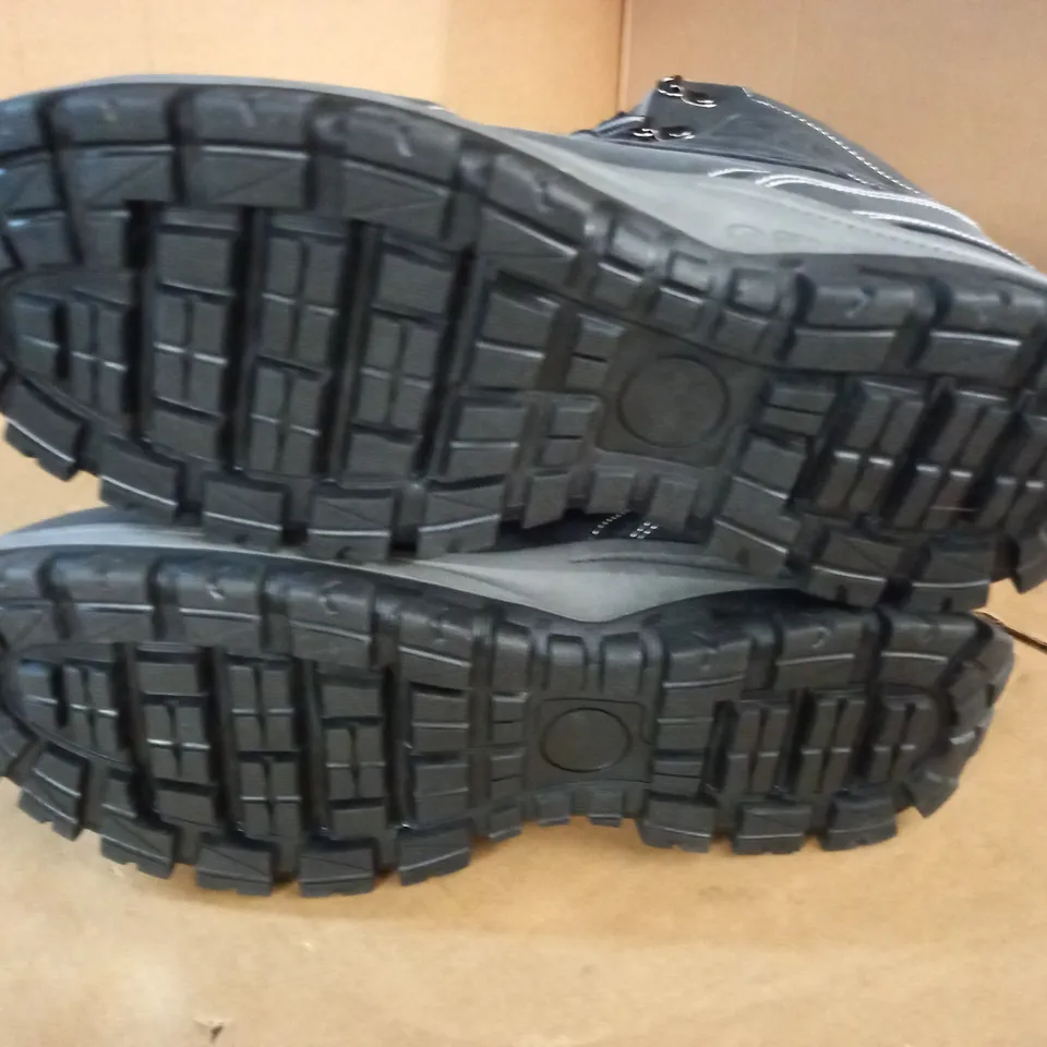 PAIR OF ULOGU GREY BOOTS - 47