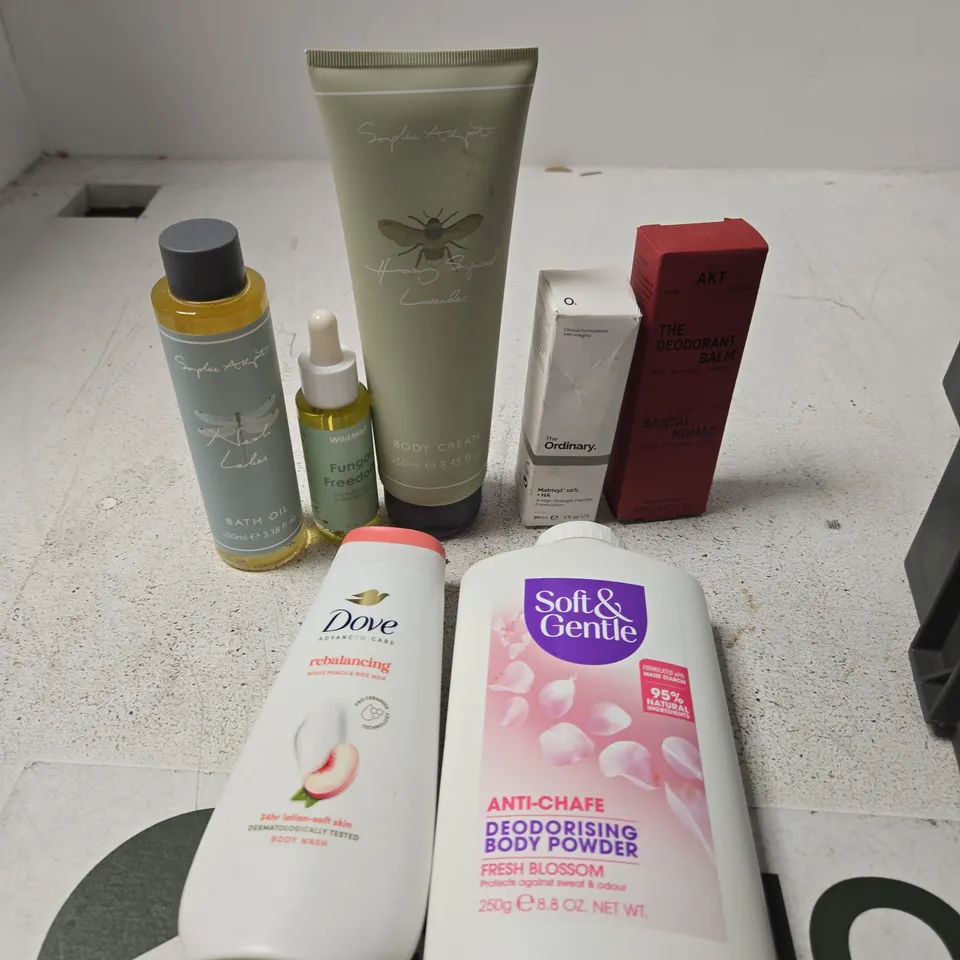APPROXIMATELY 15 ASSORTED HEALTH & BEAUTY PRODUCTS TO INCLUDE DOVE SHOWER GEL, BODY POWDER, DEODORANT BALM ETC