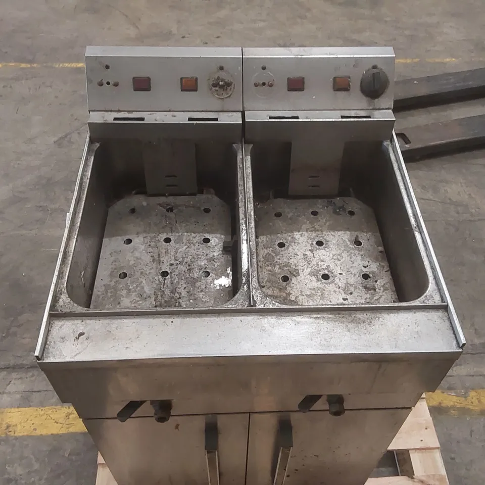 COMMERCIAL TWIN TANK FRYER