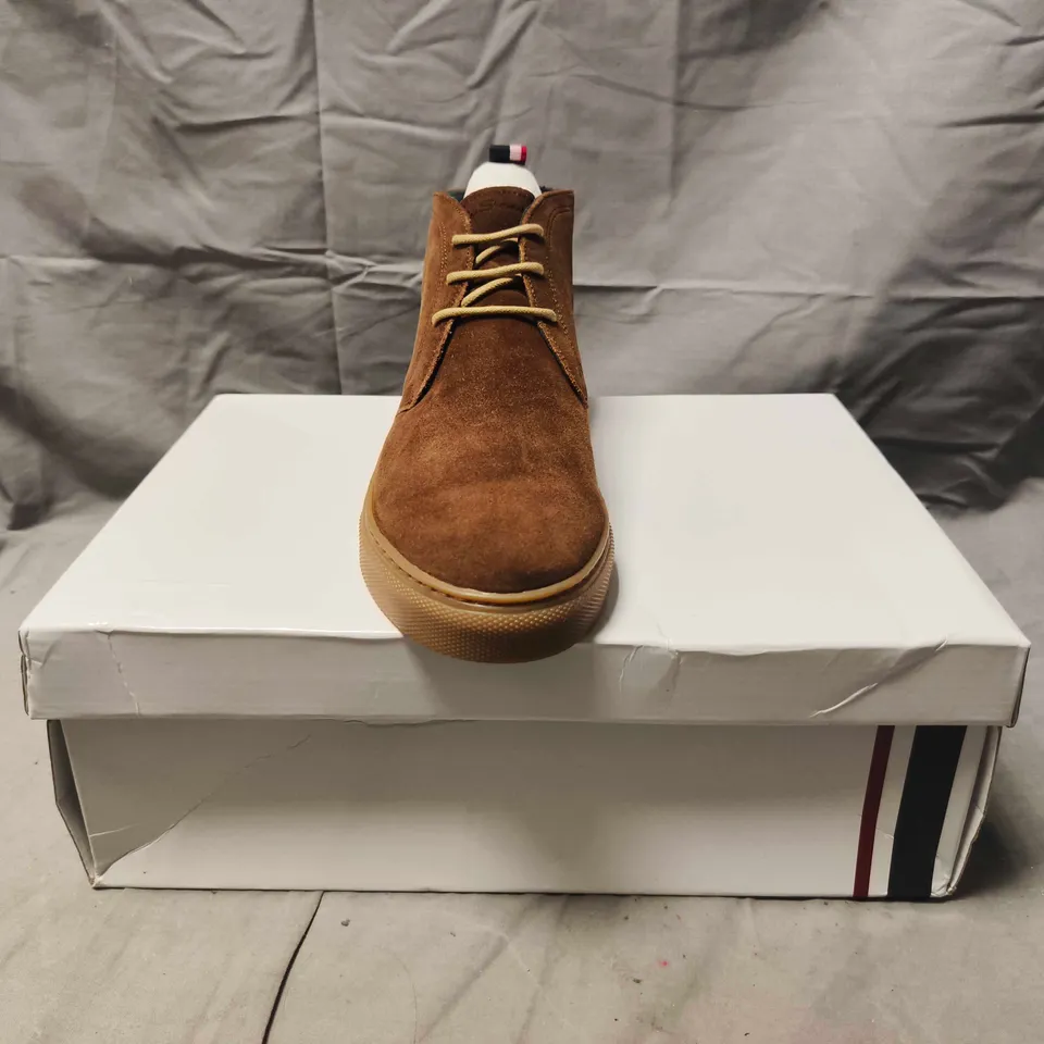 BOXED PAIR OF BEN SHERMAN SHOES IN BROWN SIZE 10
