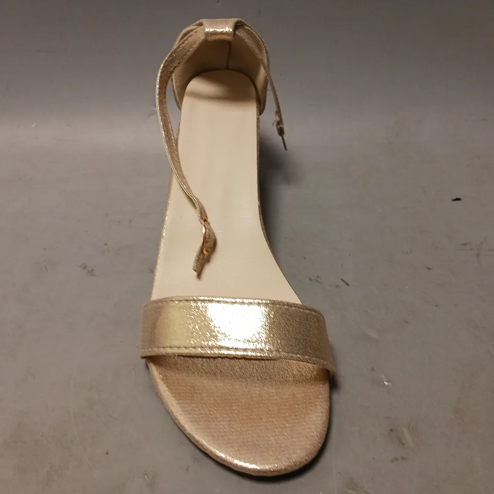 BOXED PAIR OF DESIGNER OPEN TOE LOW BLOCK HEEL SANDALS IN GOLD W. GLITTER EFFECT EU SIZE 43