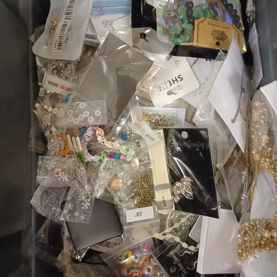 BOX OF APPROXIMATELY 30 ASSORTED JEWELLERY/COSTUME JEWELLERY ITEMS TO INCLUDE WATCHES, RINGS, BRACELETS ETC  