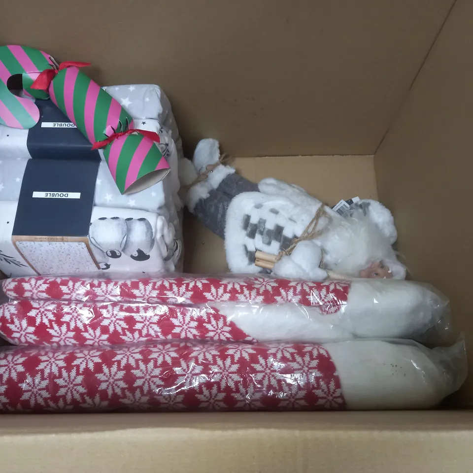 LOT OF APPROXIMATELY 18 ASSORTED SEASONAL ITEMS TO INCLUDE GRINCH FLEECE, 400MM BAUBLES AND FLOWER CLIPS