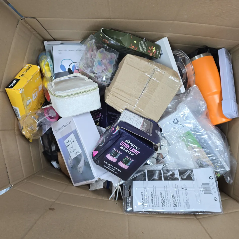 APPROXIMATELY 20 ASSORTED ITEMS TO INCLUDE EMERGENCY HAMMER, NECK FAN, STAR LIGHT PROJECTOR, ETC