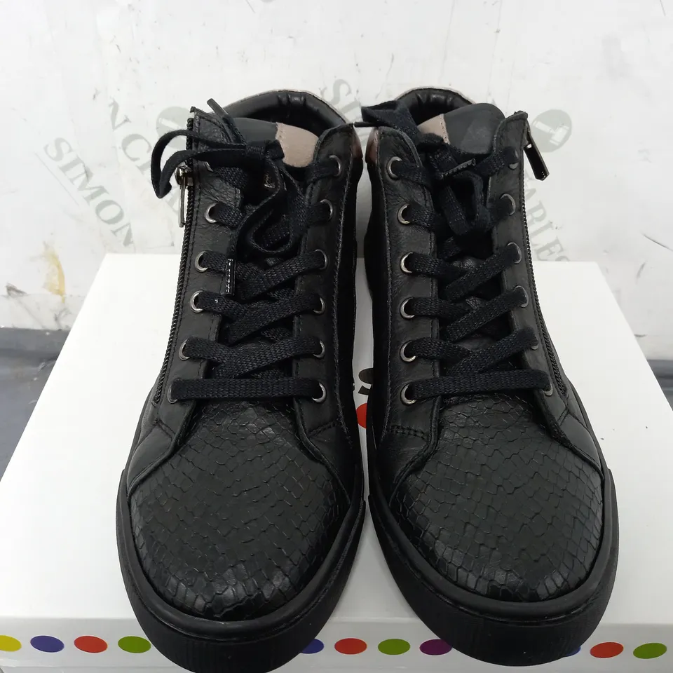 BOXED ADESSO SCALE EFFECT SIDE ZIO LAXE UP SHOES IN BLACK - SIZE 39