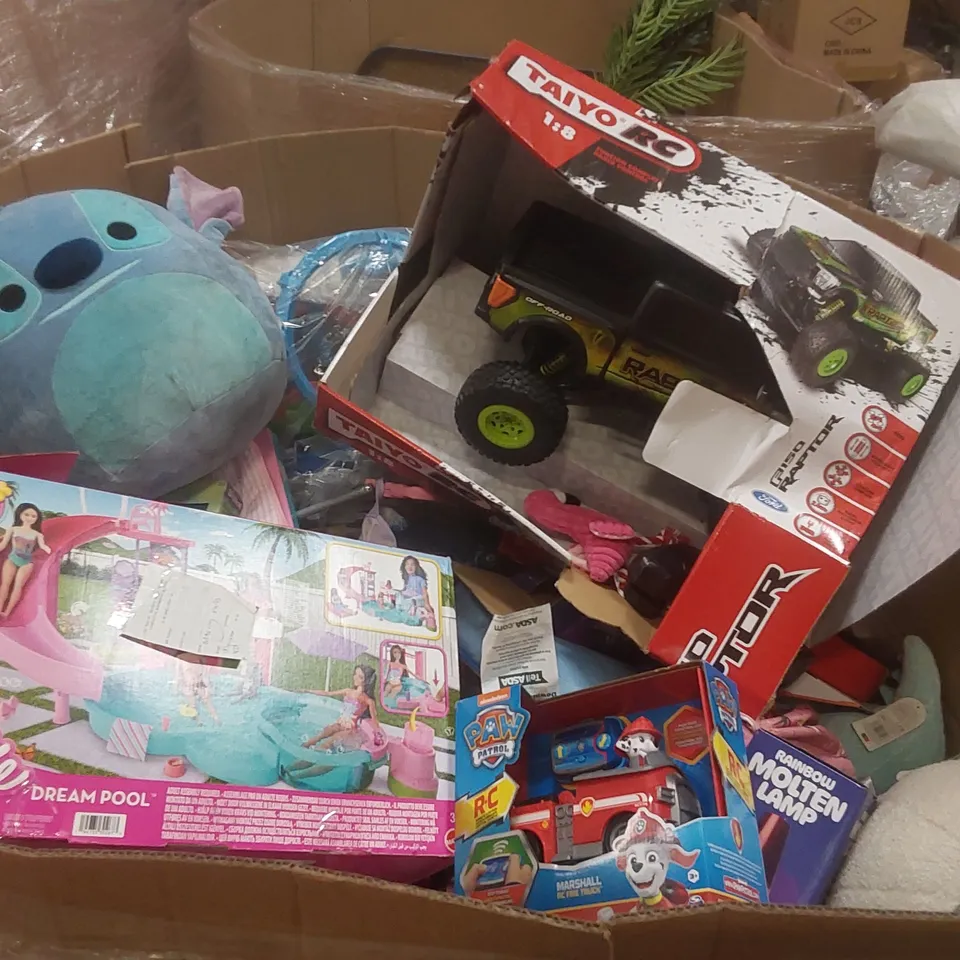 PALLET CONTAINING A LARGE QUANTITY OF ASSORTED TOYS INCLUDING: RC MONSTER TRUCK, BARBIE DREAM POOL, PAW PATROL RC FIRE TRUCK, LAVA LAMP ECT