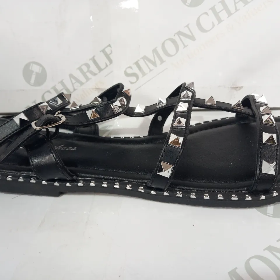 BOXED PAIR OF STYLE SHOES OPEN TOE STRAPPY FLAT SANDALS IN BLACK W. STUDS SIZE 7