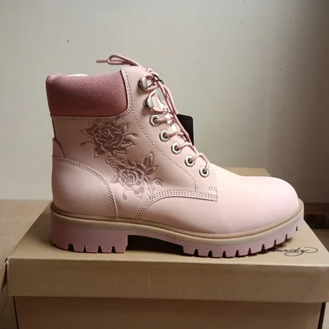 BOXED PAIR OF ED HARDY WOMEN'S WORKER BOOTS β PINK, UK 7 (EU 40)