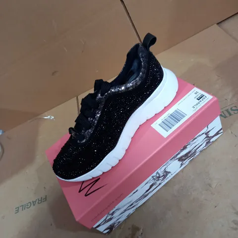 MODA STYLE DESIGNER TRAINERS SIZE 5 
