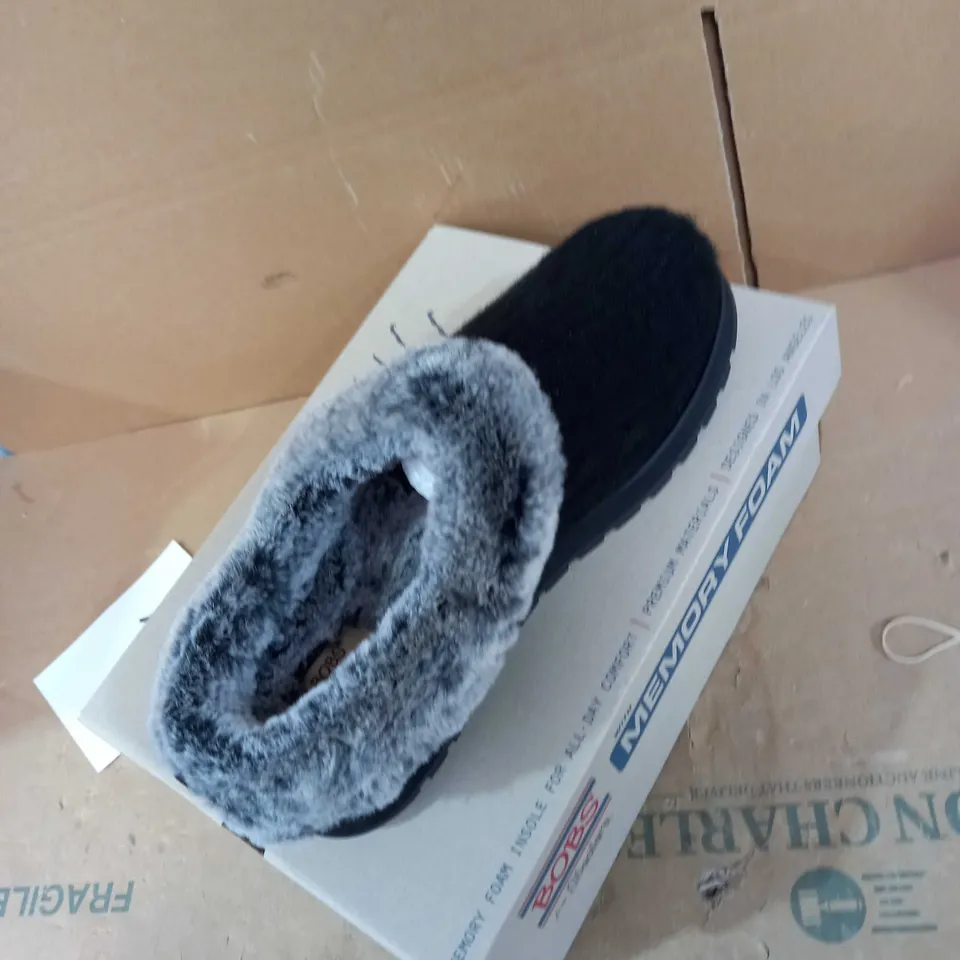 BOXED PAIR OF SKECHERS KEEPSAKES ICE ANGEL SWEATER SLIPPERS - BLACK - SIZE 6 