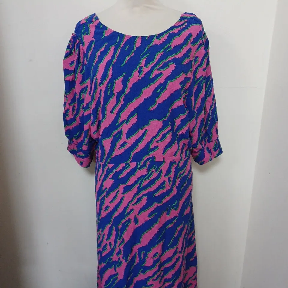 SCAMP AND DUDE ADULTS SHORT SLEEVE V BACK MIDI DRESS SIZE 16