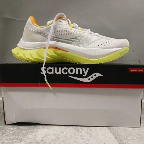 BOXED PAIR OF SAUCONY WOMEN'S ENDORPHIN SPEED 4 TRAINERS IN WHITE/HIGHLIGHTER/ORANGE SIZE UK 6.5