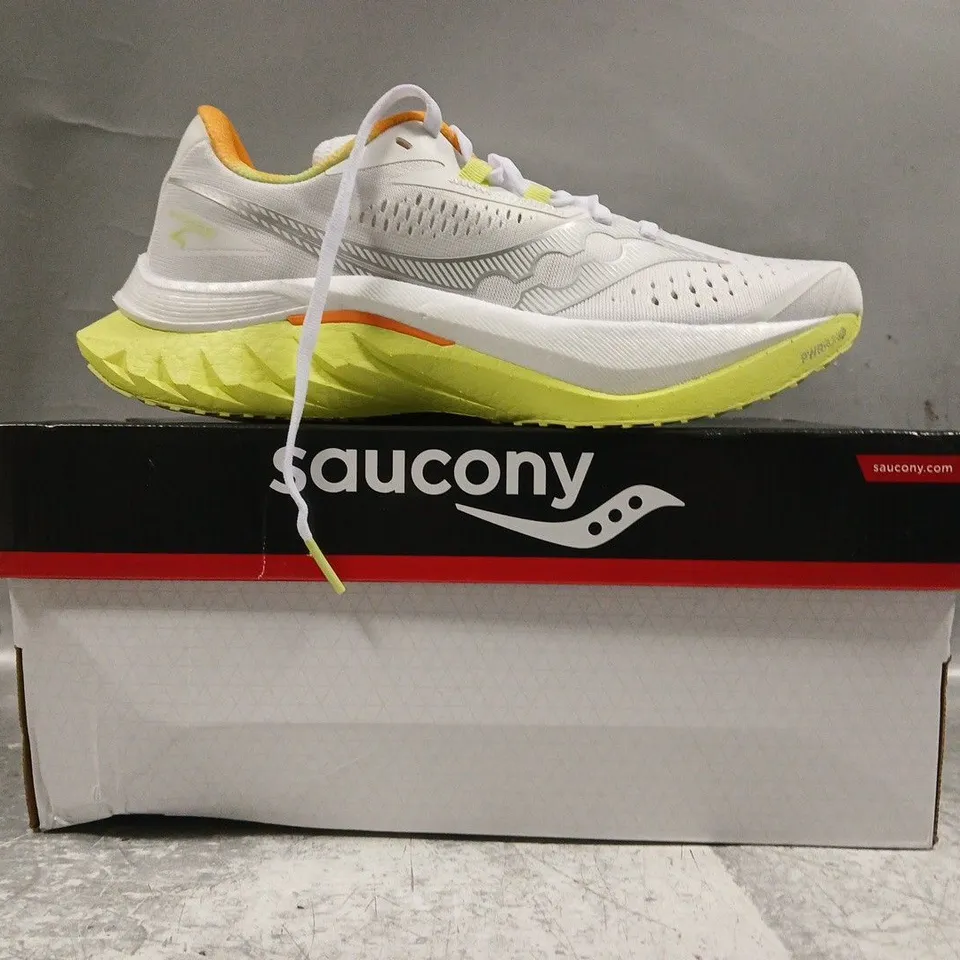 BOXED PAIR OF SAUCONY WOMEN'S ENDORPHIN SPEED 4 TRAINERS IN WHITE/HIGHLIGHTER/ORANGE SIZE UK 6.5