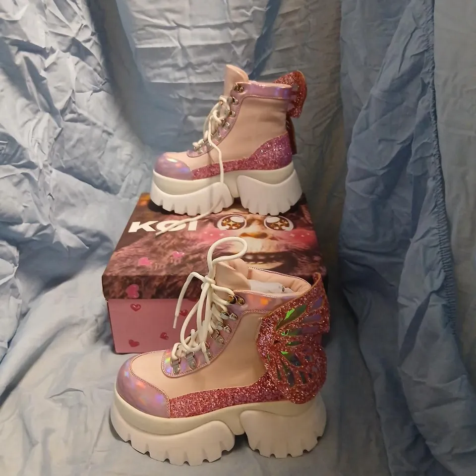 KOI WINGS OF A BUBBLEGUM EYED PIXIE BOOTS – PINK, UK 3 (US 5) 