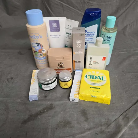 APPROXIMATELY 20 ASSORTED HEALTH & BEAUTY PRODUCTS TO INCLUDE - DR SQUATCH BODY WASH - GRUUM REVITLISING FACIAL GEL - SKIN+ME RICH MOISTURISER - ETC