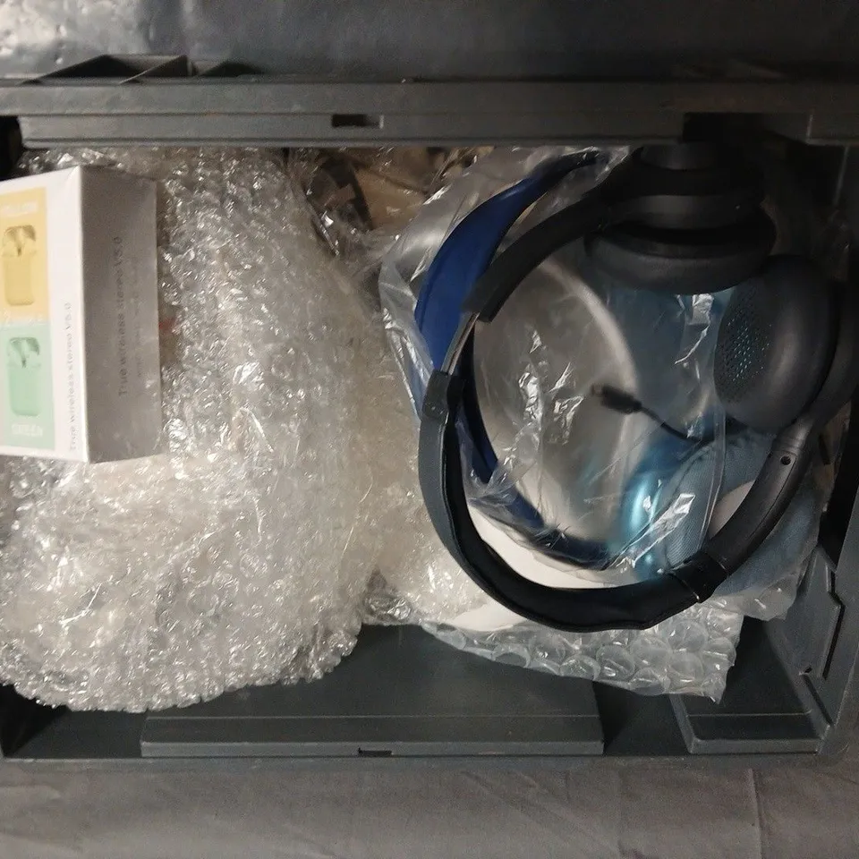 TOTE OF APPROX 10 ASSORTED HEADPHONES 