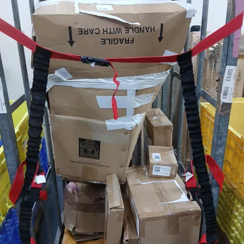 CAGE OF APPROXIMATELY 7 ASSORTED ITEMS TO INCLUDE - BEDDING - SOLAR GARDEN DECOR - ETC. - COLLECTION ONLY  