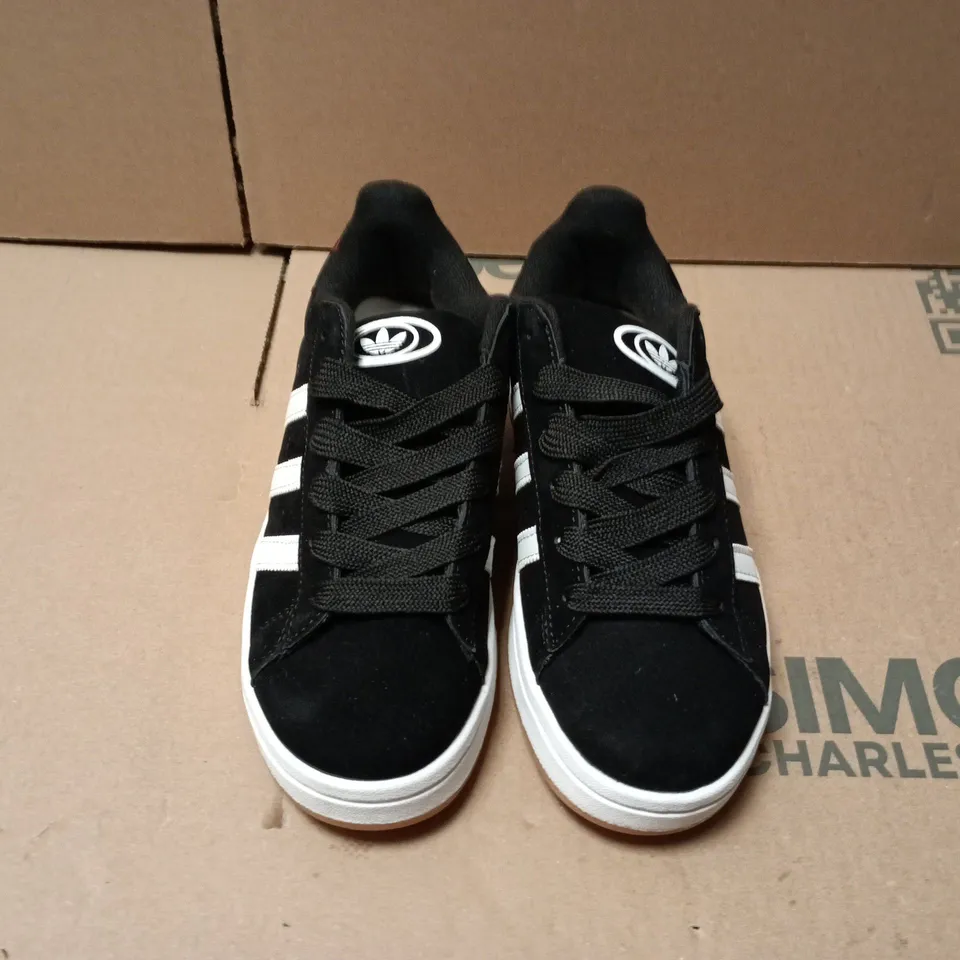 UNBOXED PAIR OF ADIDAS CAMPUS TRAINERS IN BLACK - UK 4.5