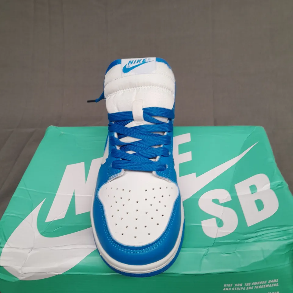 BOXED PAIR OF NIKE DUNKS LOW IN BLUE SIZE UK 5.5
