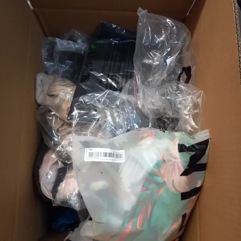 LOT OF A SIGNIFICANT QUANTITY OF ASSORTED CLOTHING AND ACCESSORIES TO INCLUDE; T-SHIRTS, JUMPERS ETC