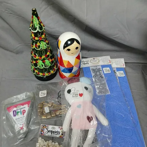 APPROXIMATELY 20 ASSORTED HOUSEHOLD & CRAFTING PRODUCTS TO INCLUDE HOME DECOR, SEQUINS, SILICON MATS ETC 