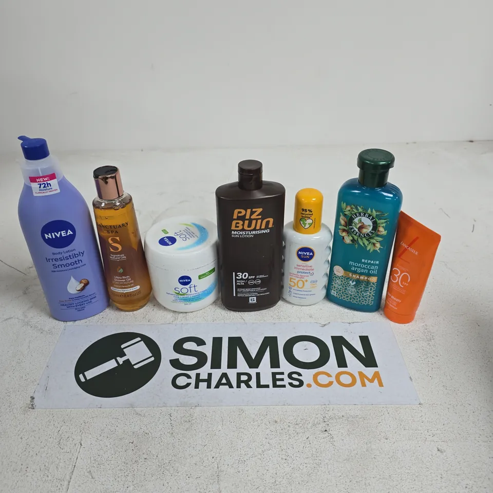 APPROXIMATELY 20 ASSORTED HEALTH & BEAUTY PRODUCTS TO INCLUDE SANCTUARY SPA ULTRA RICH SHOWER OIL, NIVEA BODY LOTION, HERBAL ESSENCES REPAIR MOROCCAN ARGAN OIL SHAMPOO, ETC - COLLECTION ONLY