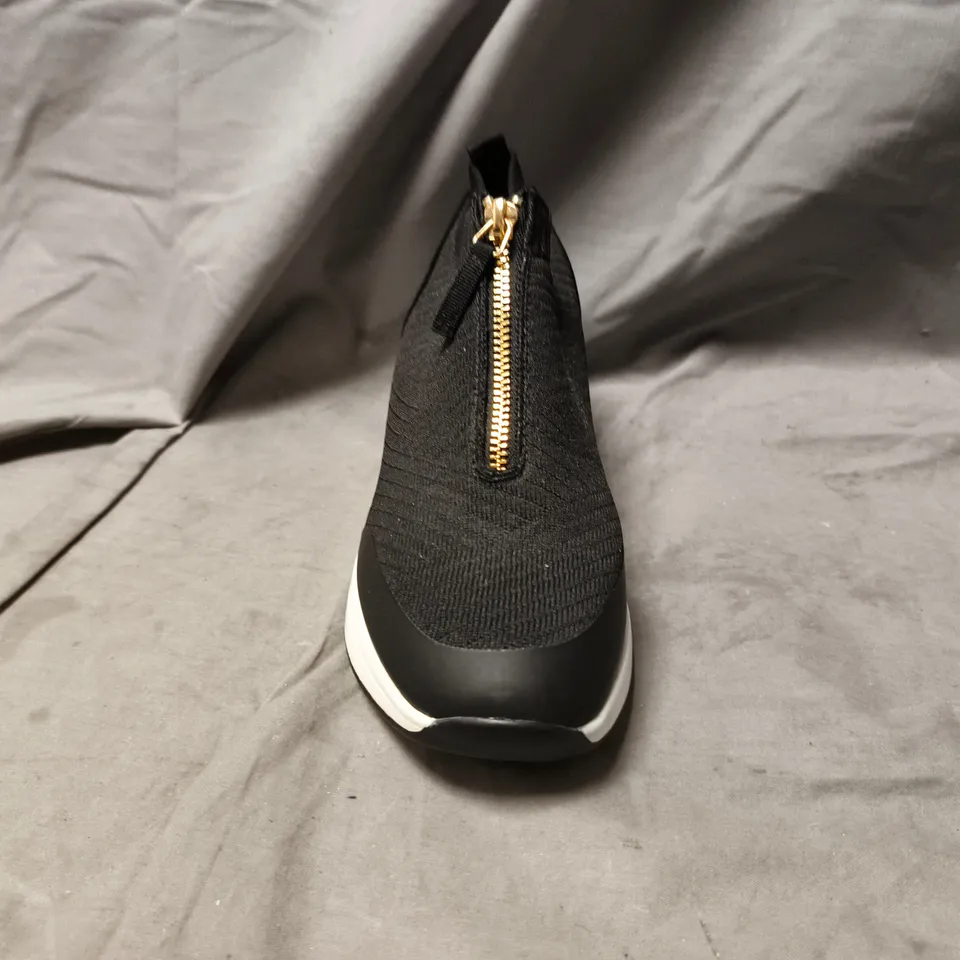 BOXED PAIR OF UNBRANDED FRONT ZIP WEDGE SHOES IN BLACK SIZE UK 5