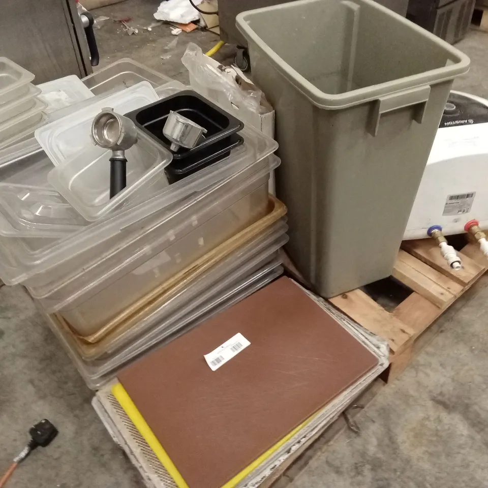 PALLET OF POLYCARBONATE GASTRONORM TRAYS, OVEN TRAYS AND OTHER CATERING ITEMS ETC