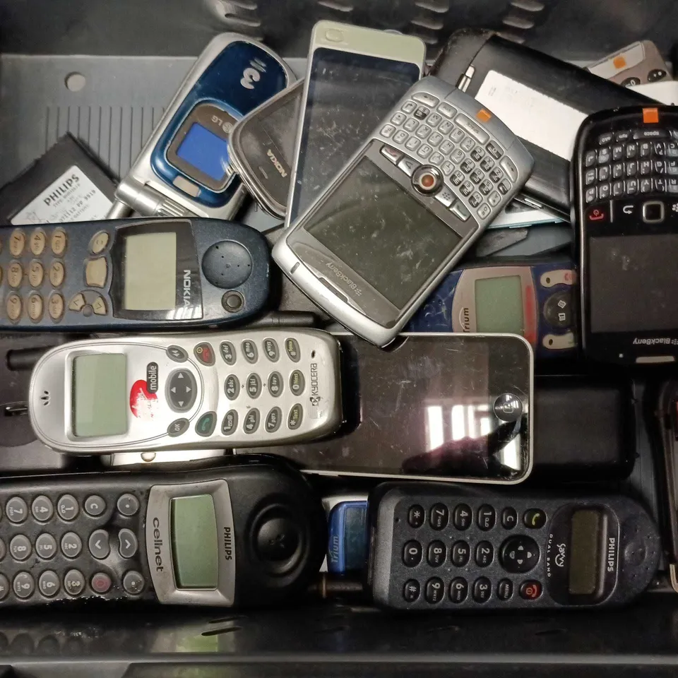 APPROXIMATELY 25 ASSORTED PHONES TO INCLUDE MOTOROLA, BLACKBERRY, APPLE IPHONE, ETC