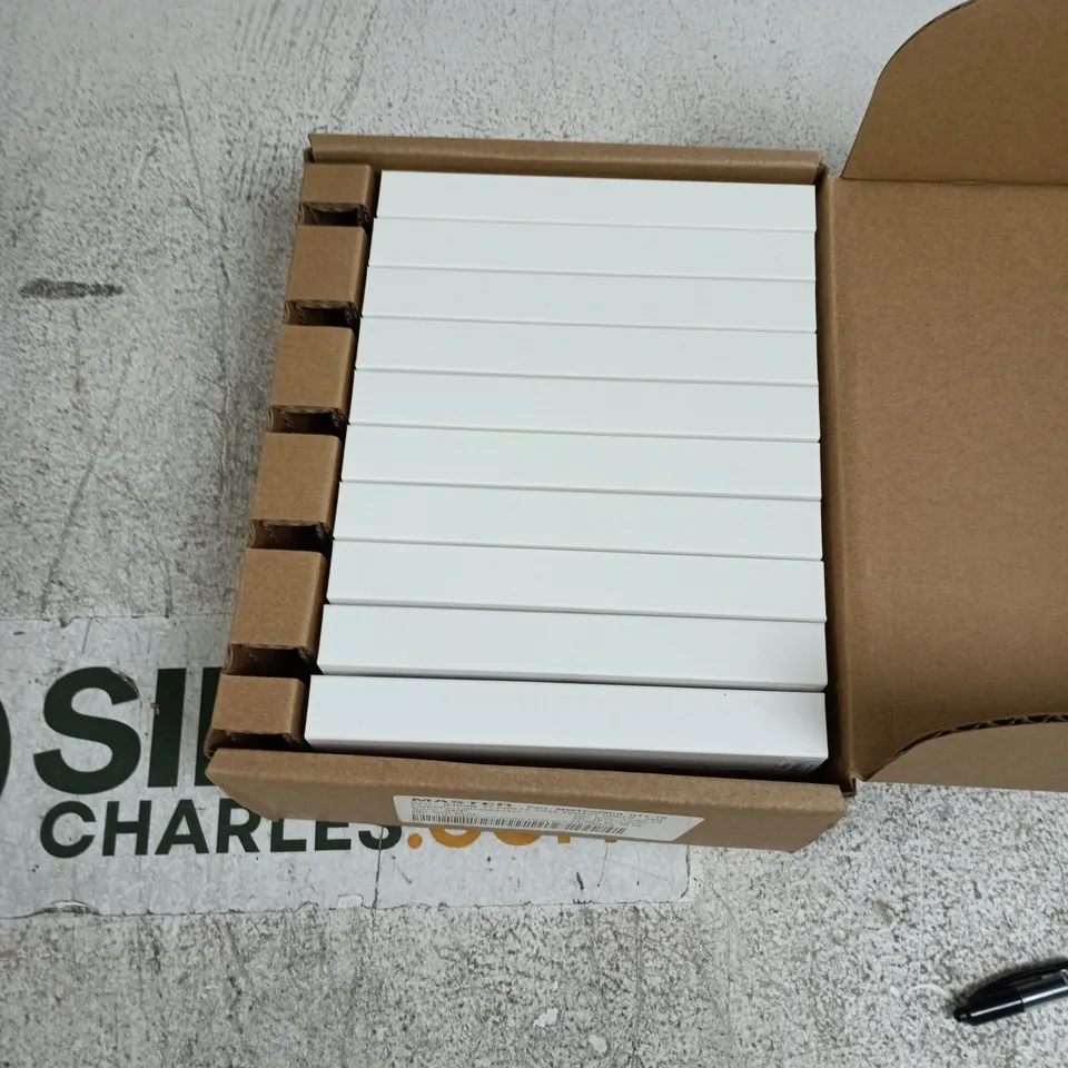 BOX CONTAINING 10 GREEN IPHONE 11 PRO LEATHER CASES