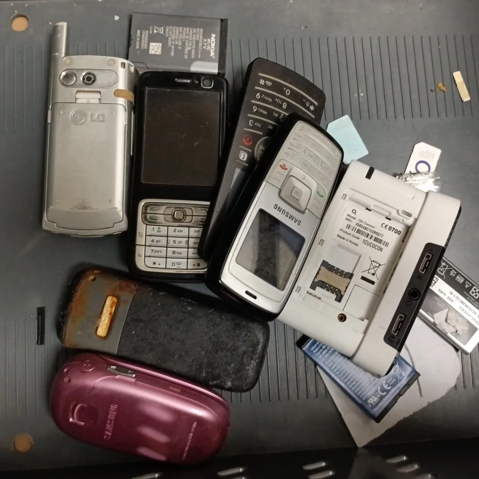 APPROXIAMTELY 10 ASSORTED OLD MOBILE PHONE TO INCLUDE SAMSUNG, SONY ERICSSON, ETC