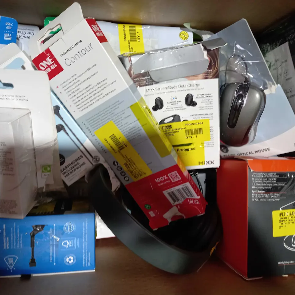 BOX OF APPROXIMATELY 20 ASSORTED ELECTRICAL ITEMS TO INCLUDE ONN POCKET RADIO, BLACKWEB SLIM POWER BANK, ASDA TECH NOISE CANCELLING WIRELESS EARBUDS, ETC