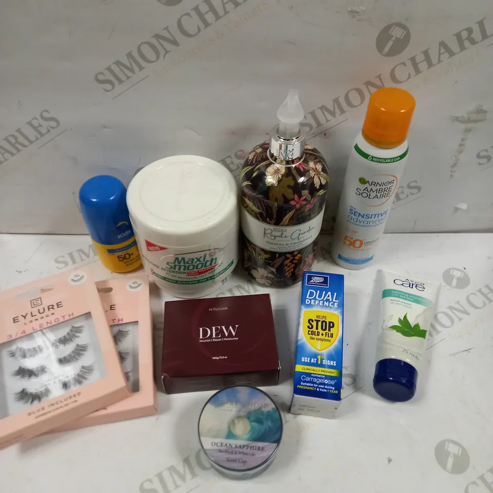 BOX OF APPROXIMATELY 15 ASSORTED HEALTH & BEAUTY PRODUCTS TO INCLUDE 3/4 LENGTH EYELASHES, MAXI SMOOTH MOISTURISER, SUNCARE ROLL ON ETC 
