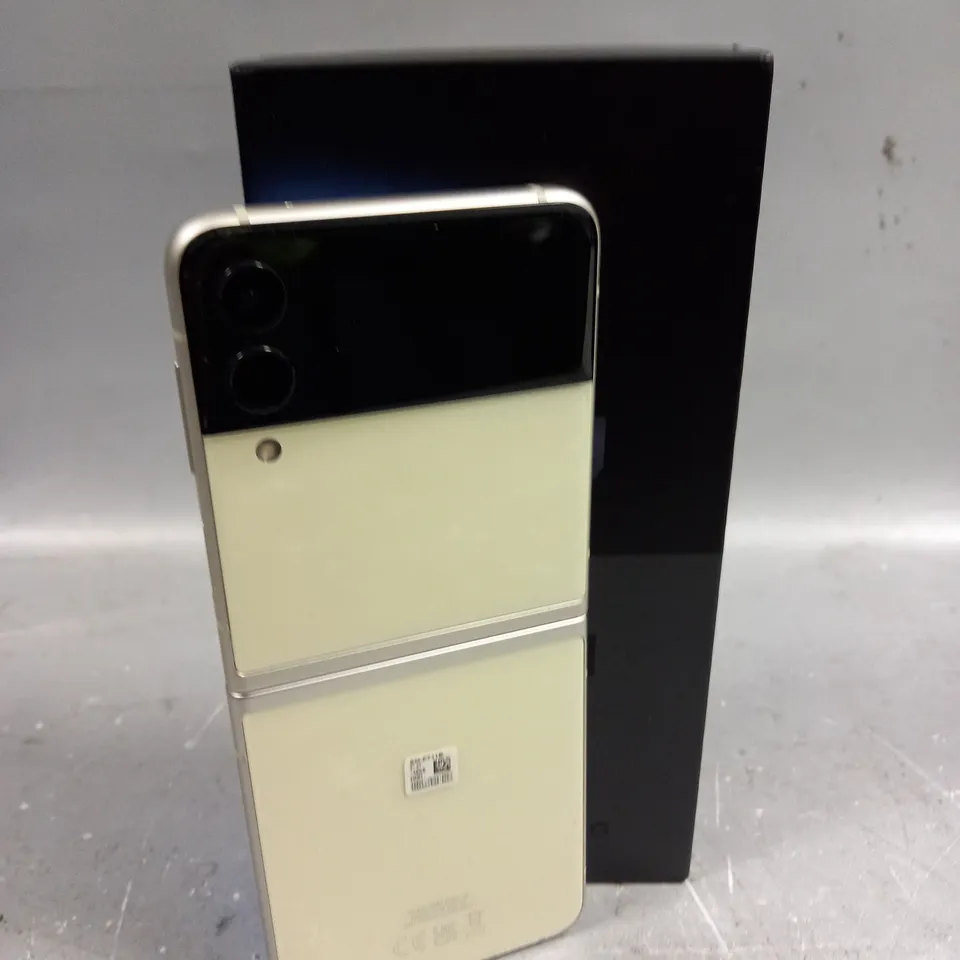 BOXED SAMSUNG GALAXY Z FLIP 3 SMARTPHONE