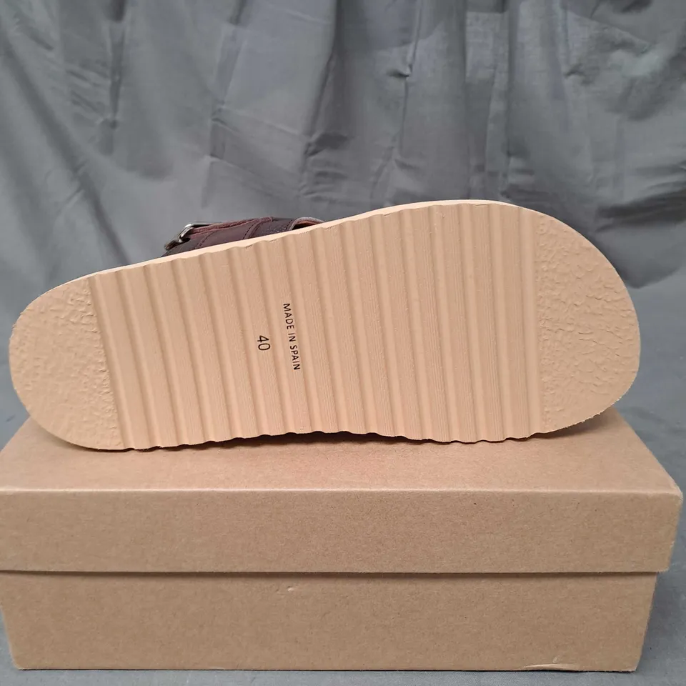 BOXED PAIR OF PENELOPE CHILVERS LEATHER SANDAL SIZE EU 40