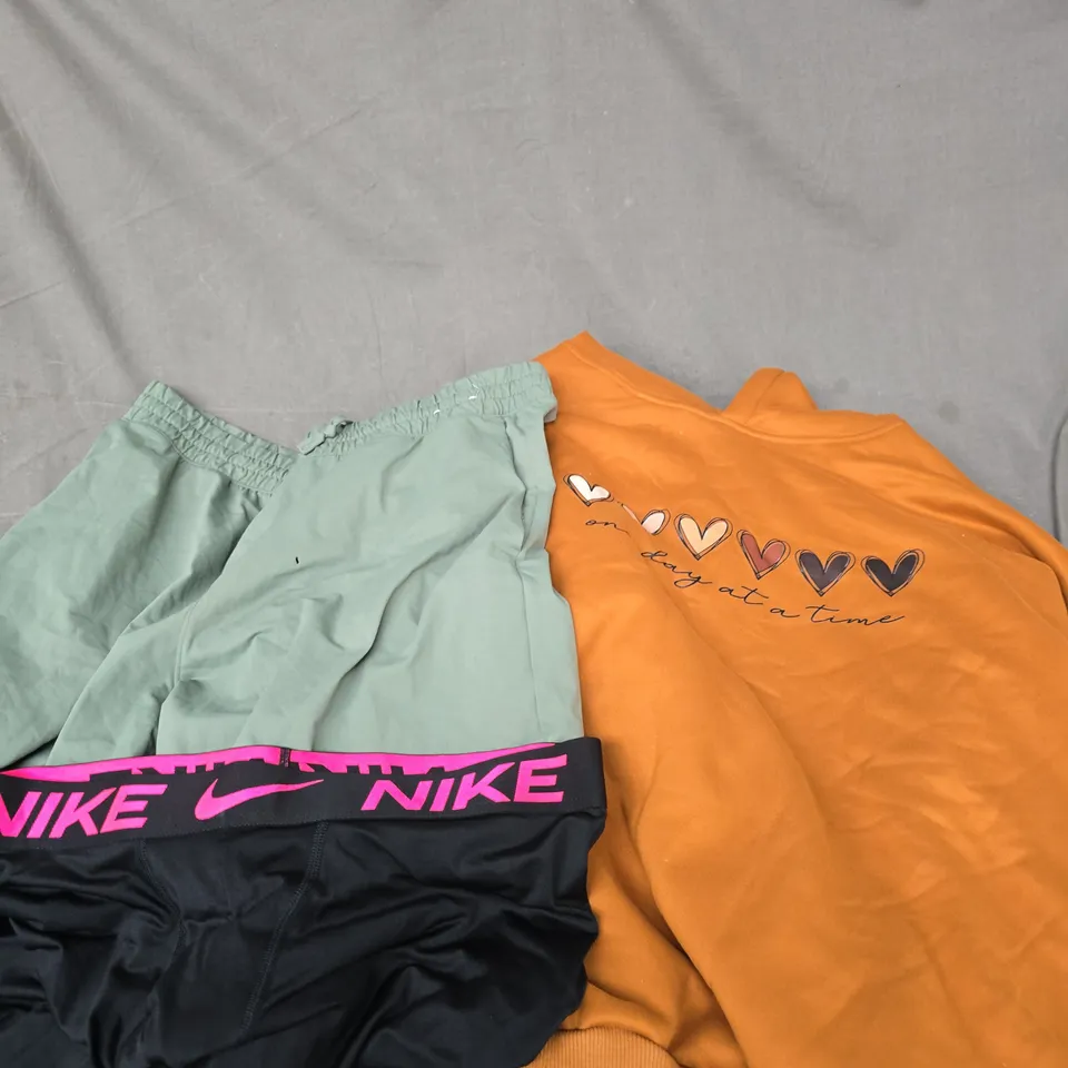 APPROXIMATELY 20 ASSORTED CLOTHING PRODUCTS IN VARIOUS STYLES & SIZES TO INCLUDE JACKETS, T-SHIRTS, SHORTS ETC