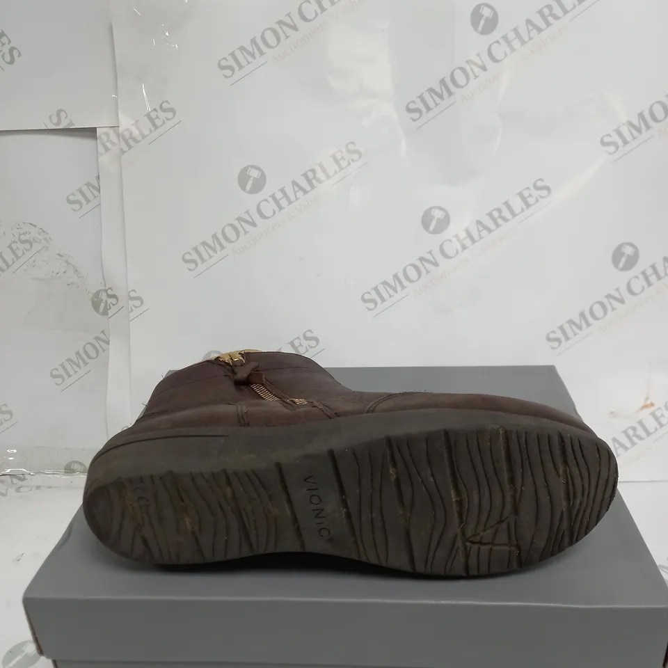 VIONIC LOIS FULL GRAIN CHUKKA FLAT BOOT - SIZE 7