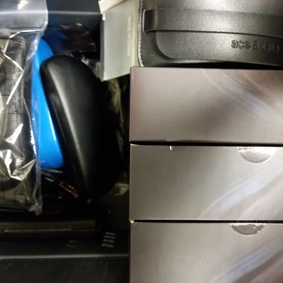 LOT OF APPROXIMATELY 20 ASSORTED EYEWEAR ITEMS, TO INCLUDE SPECTACLES, SUNGLASSES, CASES, ETC