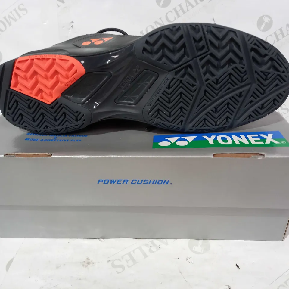 BOXED PAIR OF YONEX LUMIO SHOES IN GREY/ORANGE/BLACK UK SIZE 9.5