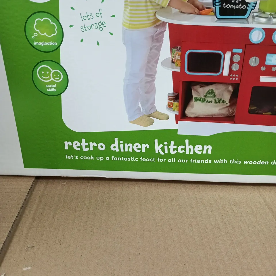 RETRO DINER KITCHEN WOODEN TOY PLAYSET – BOXED (3+ YEARS)