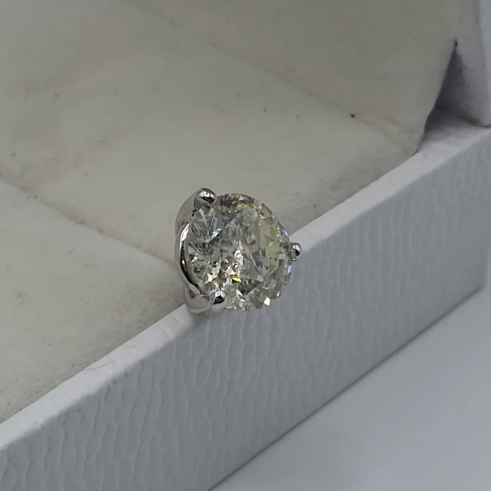 18CT WHITE GOLD STUD EARRINGS SET WITH NATURAL DIAMONDS WEIGHING +-3.09CT