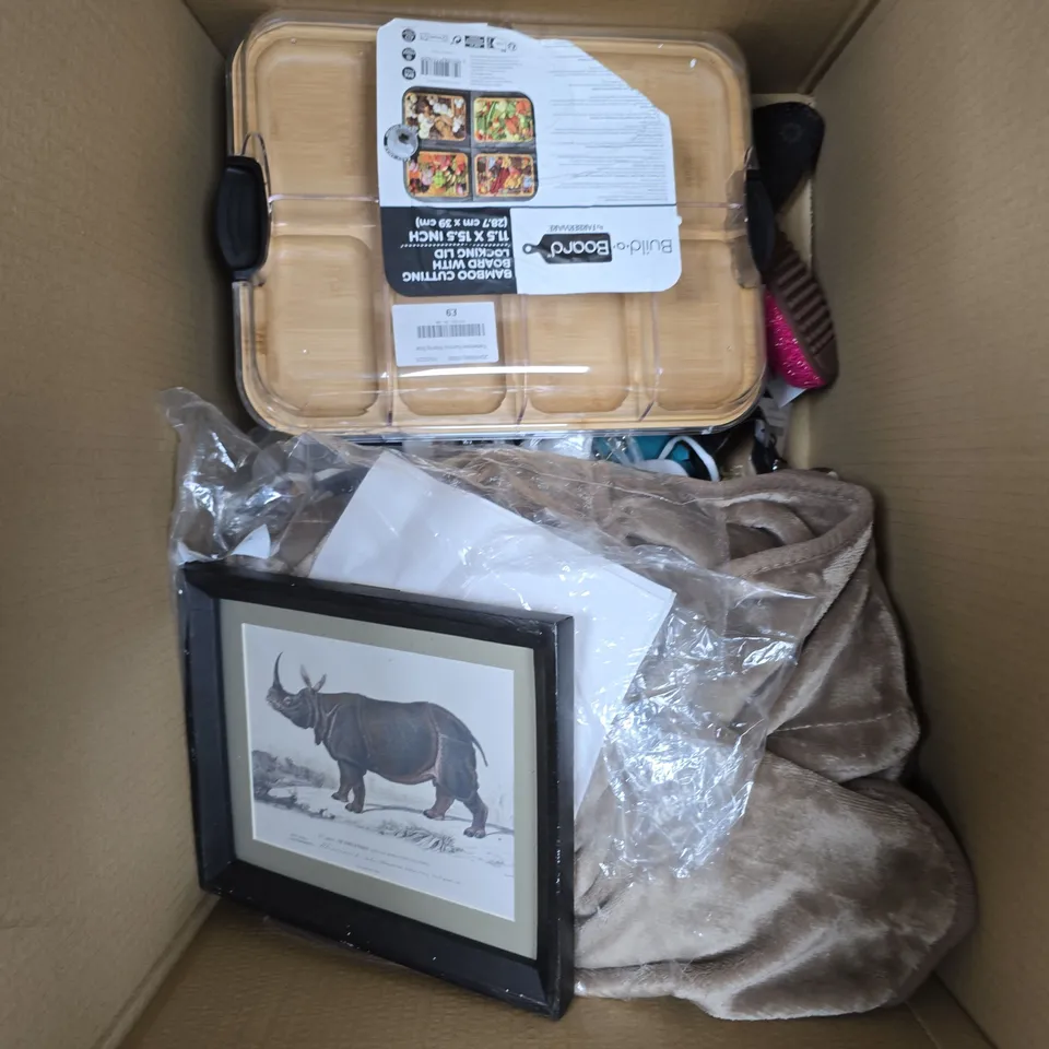 APPROXIMATELY 10 ASSORTED HOUSEHOLD PRODUCTS TO INCLUDE SERVING BOARD, PICTURE FRAME, SHOES ETC