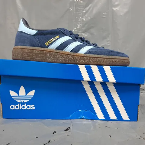 BOXED PAIR OF ADIDAS HANDBALL SPEZIAL SHOES IN NAVY/SKY BLUE SIZE UK 5.5